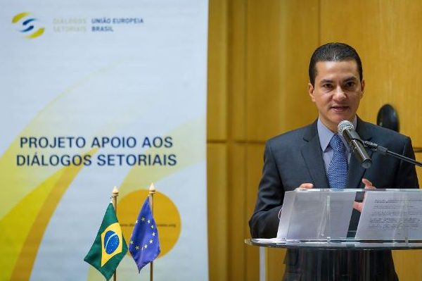 No Brasil, o setor de comércio eletrônico faturou, em 2015, R$ 41,3 bilhões, um crescimento de 15% na comparação com 2014