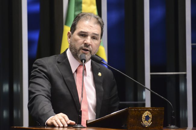 Plenário do Senado durante sessão deliberativa extraordinária.

Em discurso, senador Eduardo Lopes (PRB-RJ).

Foto: Ana Volpe/Agência Senado