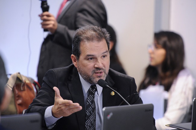 Comissão de Assuntos Sociais (CAS) realiza reunião para apreciação das emendas da comissão ao PLN 1/2017 (LDO 2018). Em seguida, deliberativa com 14 itens, entre eles, o PLS 274/2012, que cria proteção contra a demissão sem justa causa.

Em pronunciamento, senador Eduardo Lopes (PRB-RJ).

Foto: Edilson Rodrigues/Agência Senado