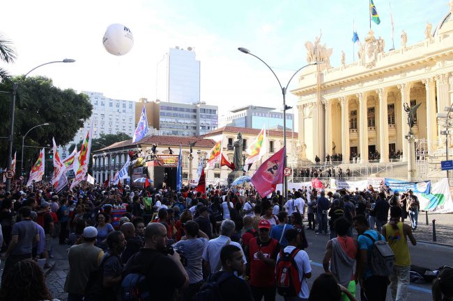 Protesto contra aumento alíquota contribuição de servidores públicos/confronto